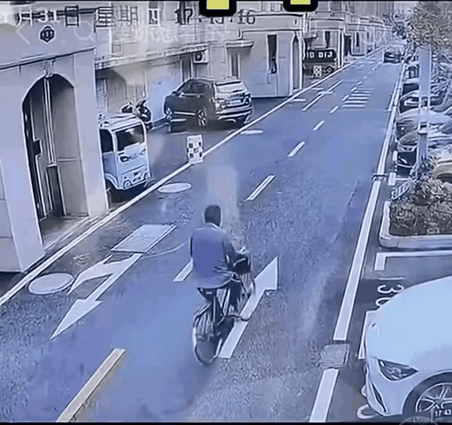 这司机太牛了，绝对的老司机！不仅开车是老司机，就是躲避碰瓷也是老司