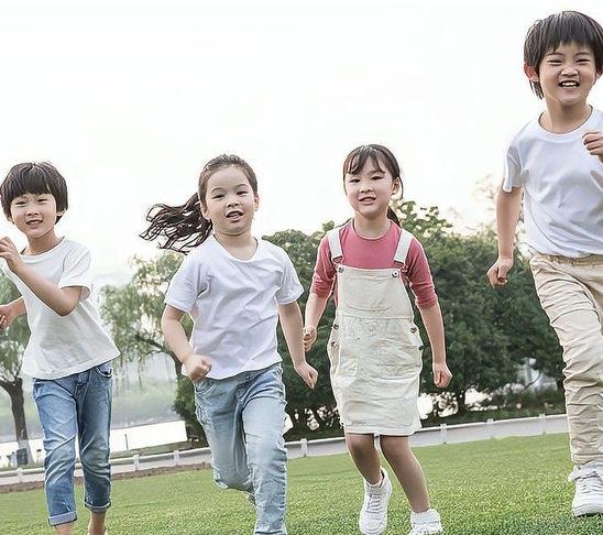 孩子上了高中才明白：心态比成绩重要，眼里有光未来稳，父母别焦虑遮光芒。别