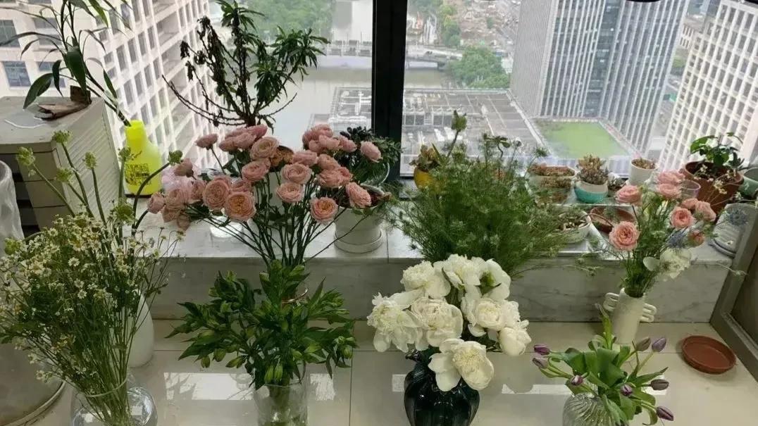 厂里有个女员工是河源人，她住在厂里，她老公在租房住，每天跑摩的。她在厂里拿计件