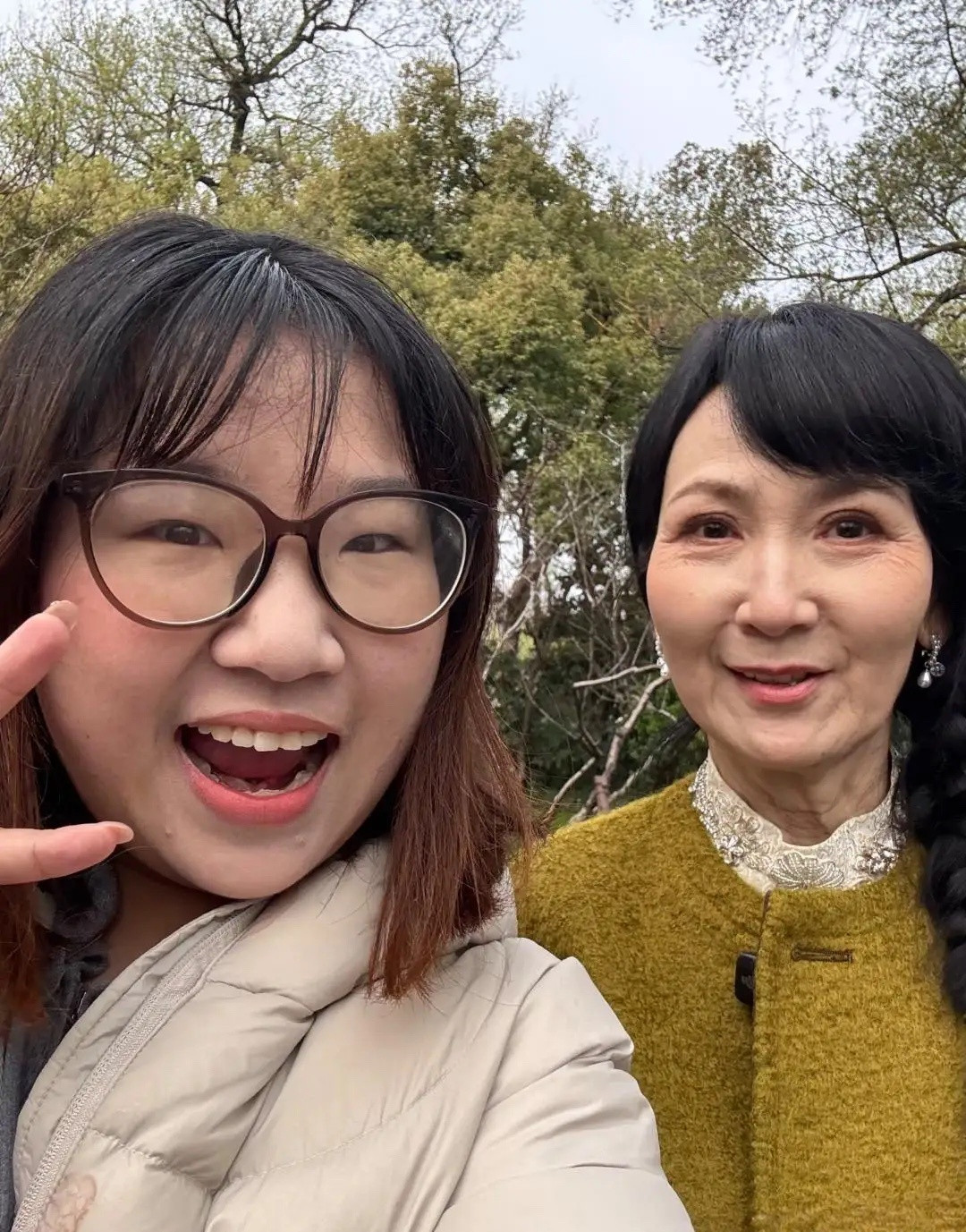 陈美琪在杭州西湖被偶遇，她扎着麻花辫，化着精致的妆容，打扮像少女。但脸部和脖子的