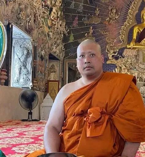 泰国国王包围了寺庙，把当了和尚的二王子给抓了，直接驱逐出境，送上回美国的飞机。这