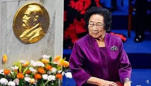第一眼看:米国让屠呦呦当院士第二眼看:我们只让她当主任而已第三眼看:搞明白了，原