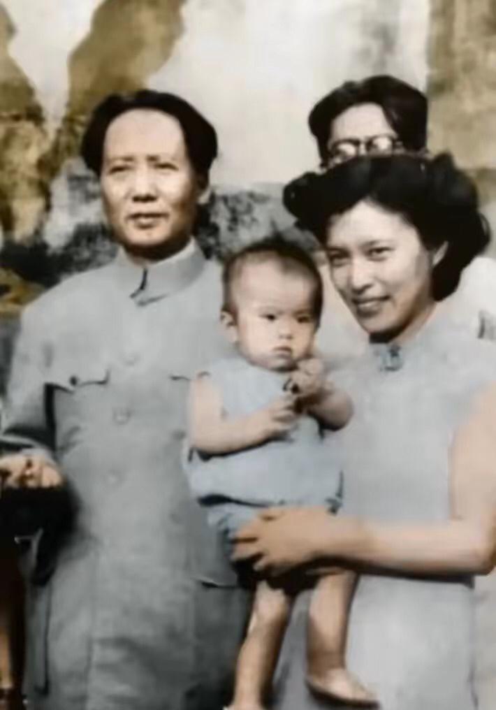 这张照片是毛主席赴重庆谈判时拍摄的，地点是重庆红岩村八路军办事处大院前。右边抱