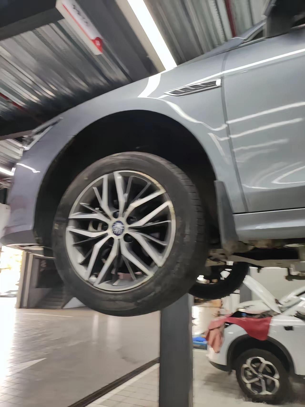 最近我的比亚迪秦PLUSDM-i55旗舰过减速带时，左前方下面总发出异响。上