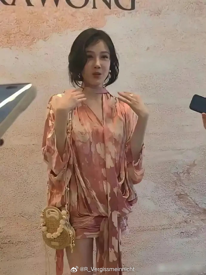 陈小纭这也太夸张了，大腿小腿几乎一样细，看起来好精致