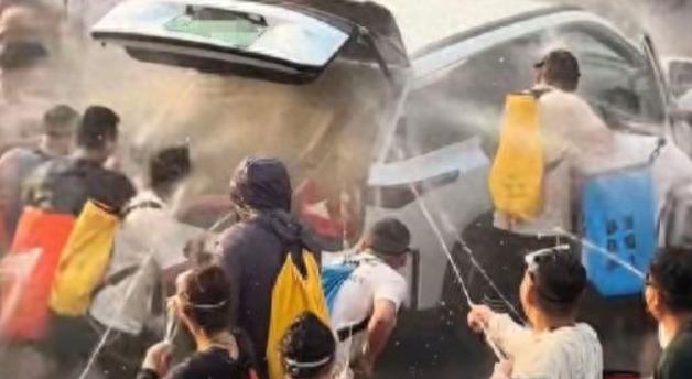 泼水节，泼的应该是祝福之水，不是脏水！今年云南泼水节，变了味。一辆私家车途经