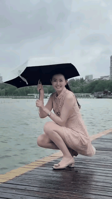 人美真是天气不给力。还是要注意安全，万一掉到水里，就成落汤鸡了[呲牙笑]