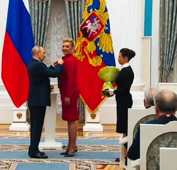 扎哈罗娃的高跟鞋有几厘米高呢？如果扎哈罗娃不穿高跟鞋的话，是不是和普京基本一样