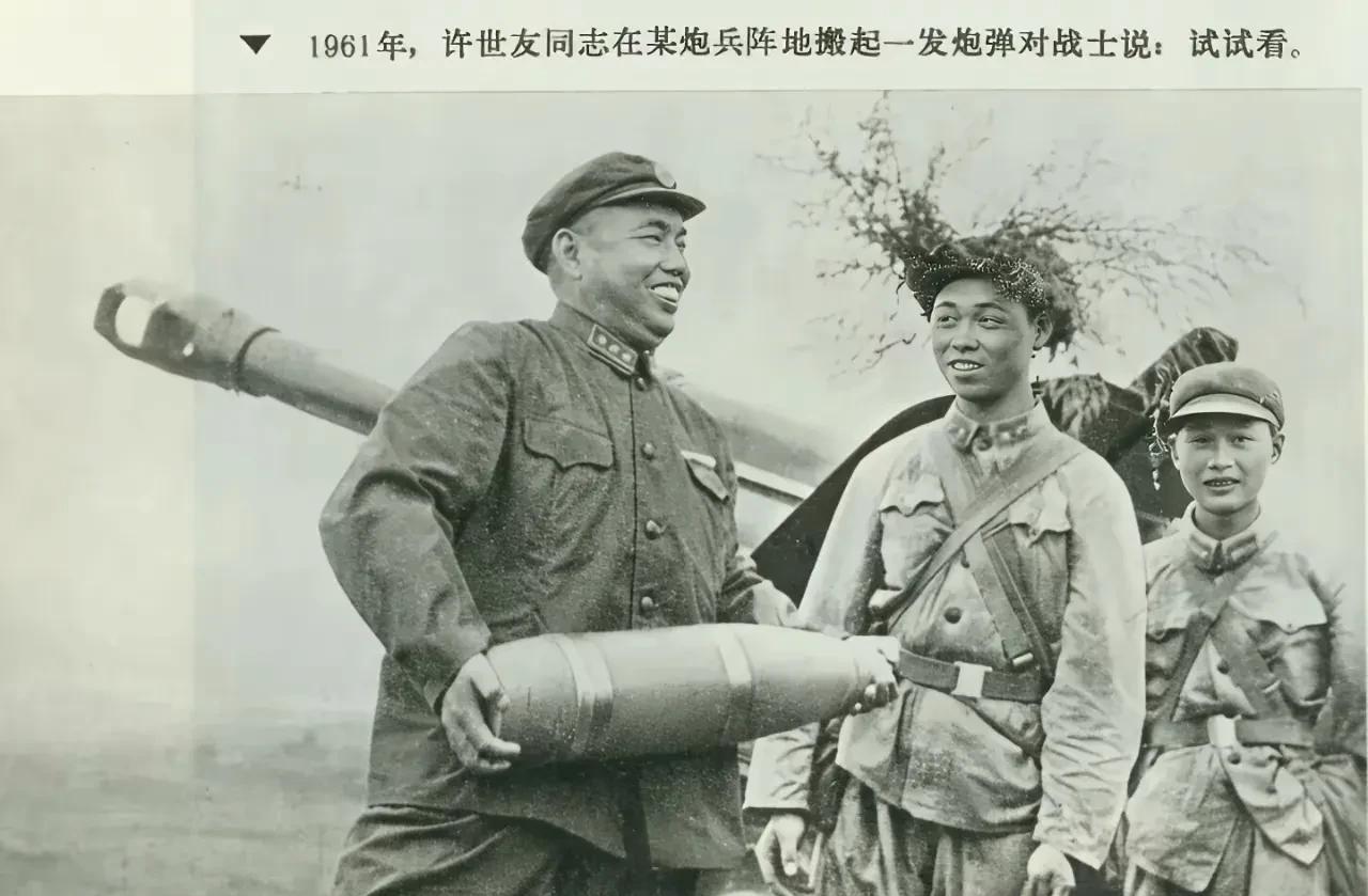 大家知道许世友手中的炮弹有多重吗？难怪他让旁边的战士试试看。照片中，许世友视察