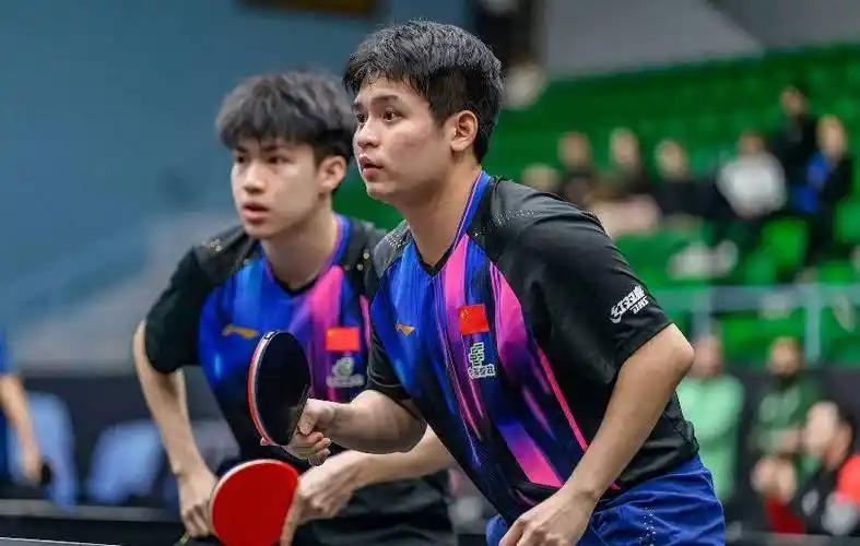 刚刚结束了一场WTT新加坡大满贯男双1/4决赛，男双世界排名第6的国乒新锐组合林
