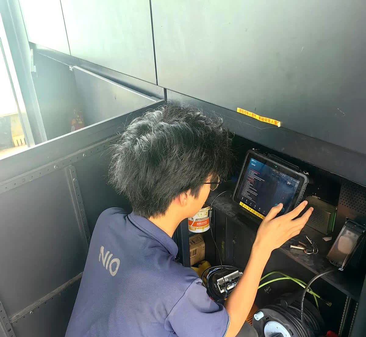 蔚来汽车开了差不多两年，第1次碰到这个情况，换电换了一半，然后突然黑屏了！