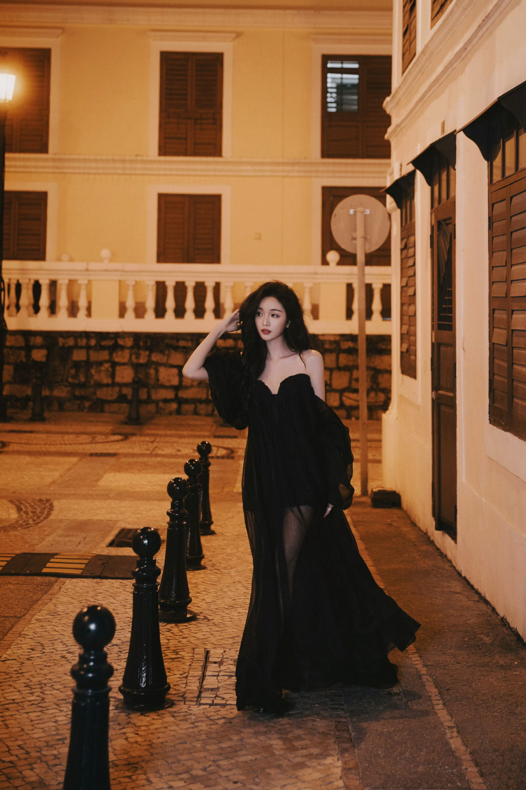 吴宣仪这妆造好迷人：深夜街拍，黑纱轻裹尽显柔美身姿。吴宣仪