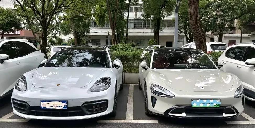 “好的设计总是心有灵犀”，小米SU7与保时捷真的挺“神”似！的确，如果不看车标