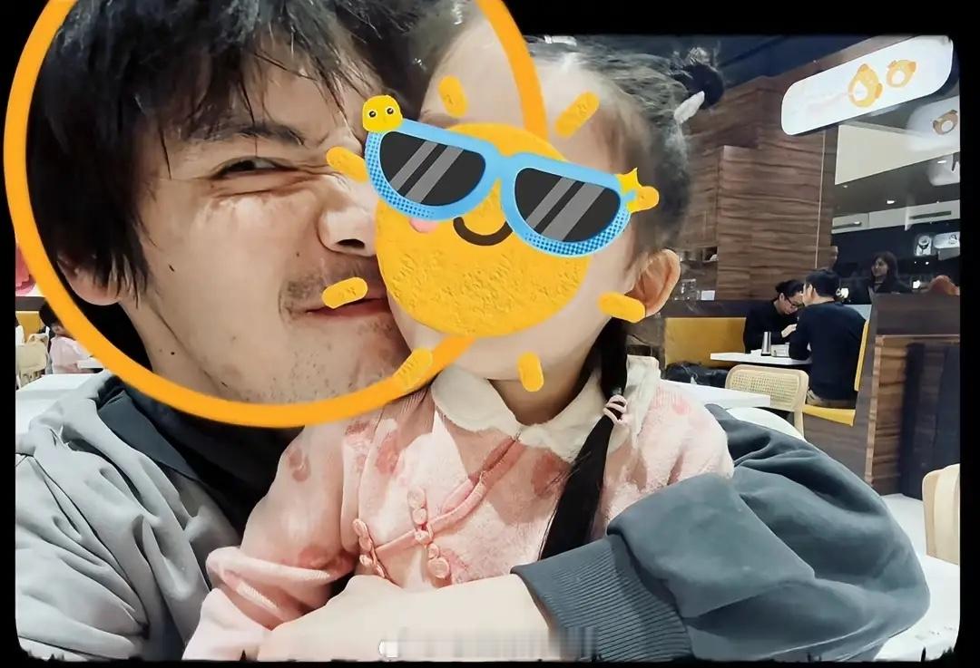 向佐到台北看孩子，对女儿又抱又贴脸，在家胡子拉碴孩子和他很亲！