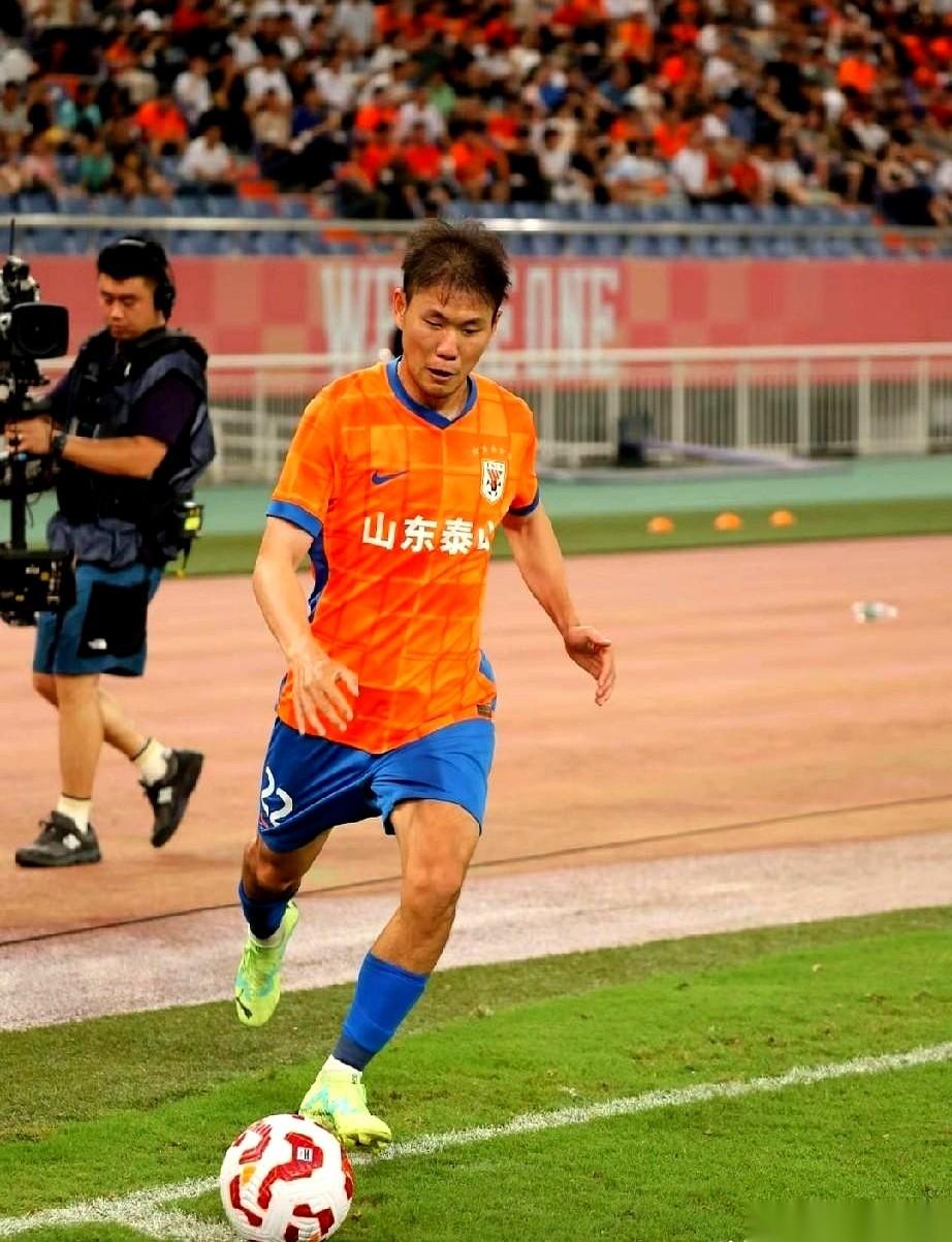 关于山东泰山队李源一可能转会上海申花这事，其实一点都不突然。桌子两边，一边是3