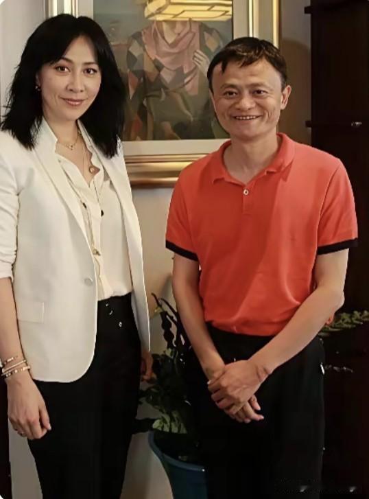 在这张照片里，刘嘉玲穿一件白色外搭配黑裤子，站的挺随意，不抢镜也不刻意靠近。