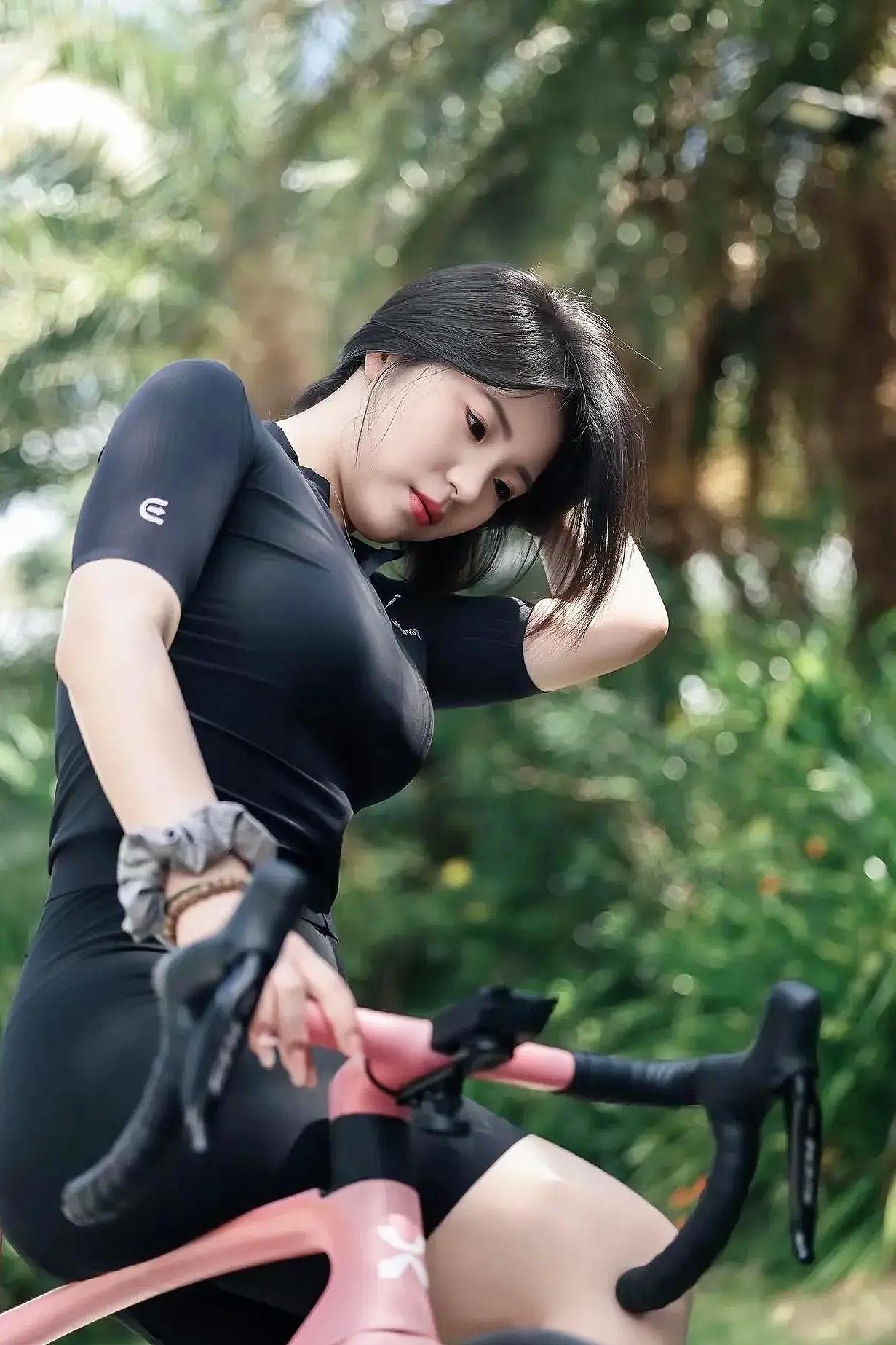 《黑骑装是风的铠甲》原创诗词棕榈摇碎了阳光你单手抚发的模样让风都放慢了脚