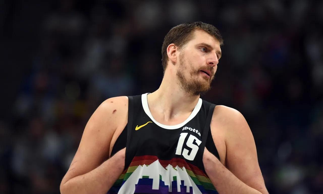 马刺10分惨败掘金，文班亚马缺席引爆争议！球迷炸锅：这哪是输球，分明是演戏！