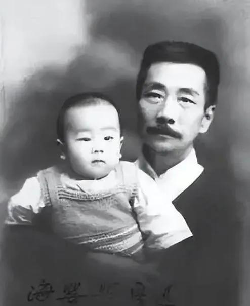 1929年鲁迅和许广平避孕失败，许广平意外怀上了儿子，一直想丁克的鲁迅，看到儿子