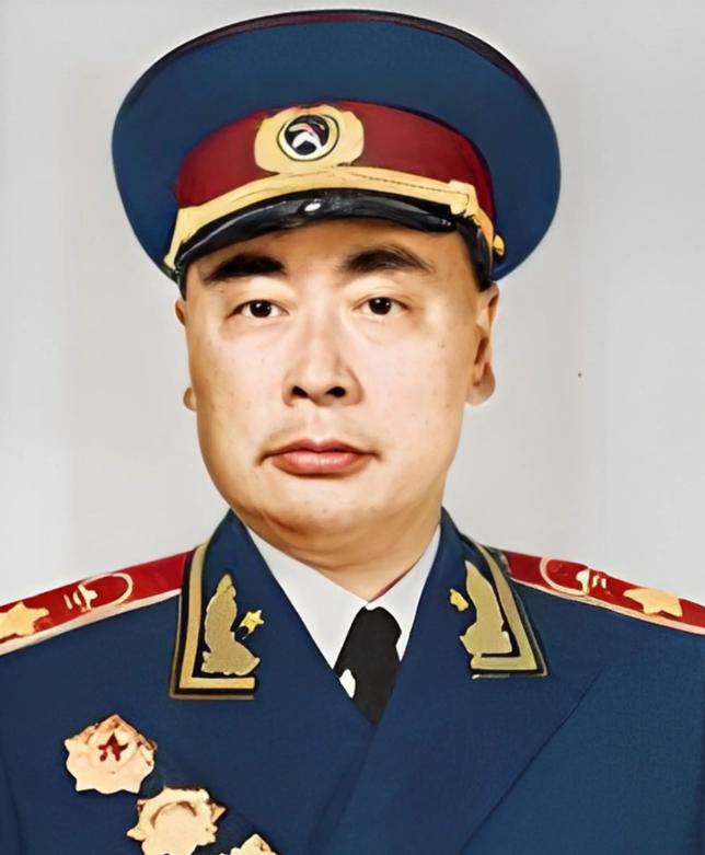 1936年冬，陈毅被敌人围困在梅山上，躲在一个岩洞里20多天。就在生死关头，当地