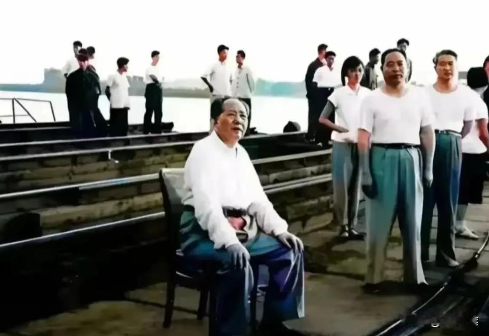 1969年，毛主席视察南京长江大桥时的景象令人永生难忘。站在巍峨的长江大桥之上，