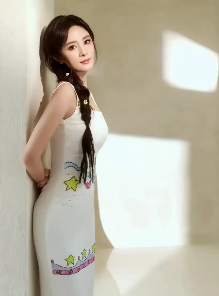 杨幂白色紧身旗袍，太美了