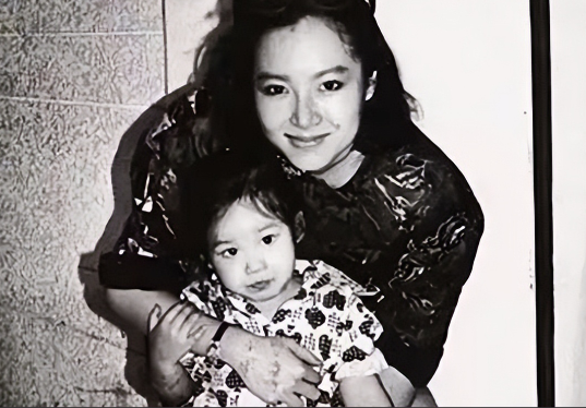 1984年，26岁的恬妞嫁给了印尼富豪，结婚当晚，她才知道老公已经有了一个妻子，