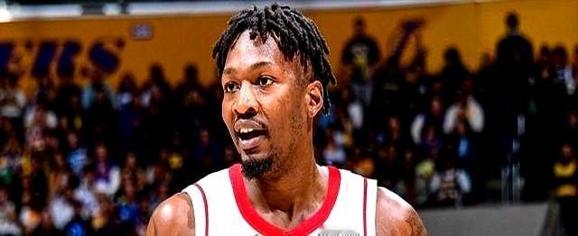 湖人看上的球员别抢，谁抢谁倒霉，这真有点东西。你看火箭伸手签下芬尼-史密斯，直