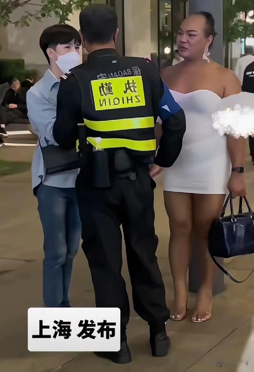 堂堂一个男子汉大丈夫，把自己打扮成女人的模样，看起来的确有些不伦不类，大煞风景，