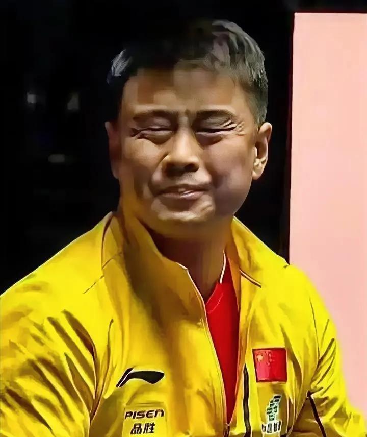 王皓的脸都被气绿了！王楚钦2-4输给张本智和，王皓负有不可推卸的责任！本场比赛