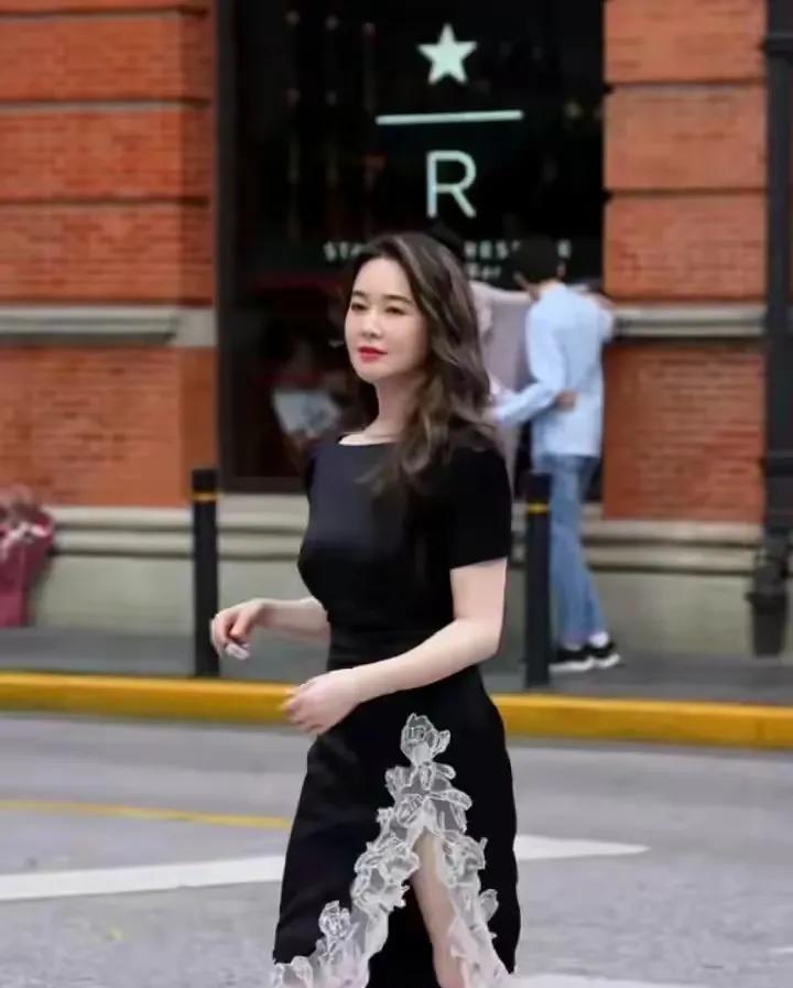 左小青身材韵味十足，太抢镜啦！乌黑靓丽的长发，迷人的气质，女神一枚。左小青的美