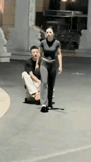 你们遛狗，她溜男朋友