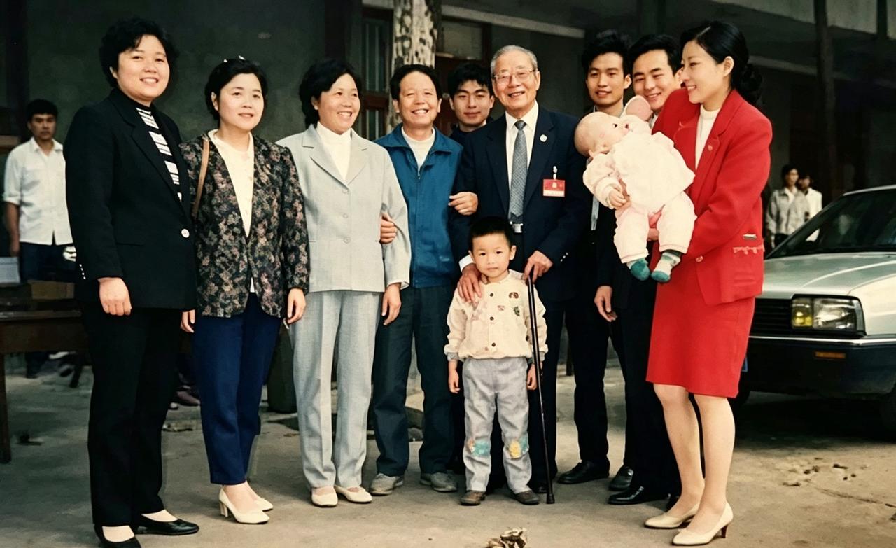 80年代，沈醉与家人的一张合影，他虽头发花白，但精气神十分饱满