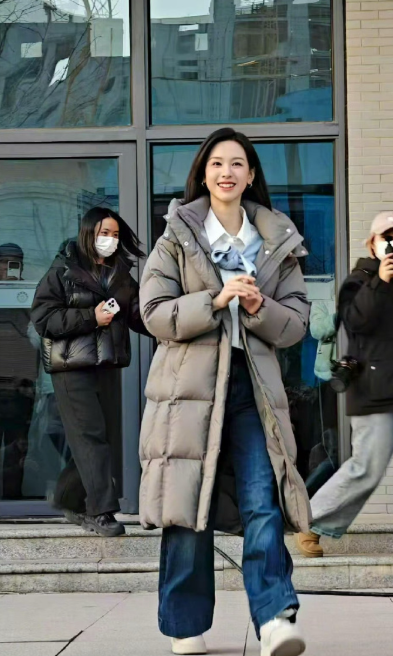 好有礼貌的陈都灵，全方位饭撒打招呼，还对大家说打扰了好好学习，太真诚了这个小嘟