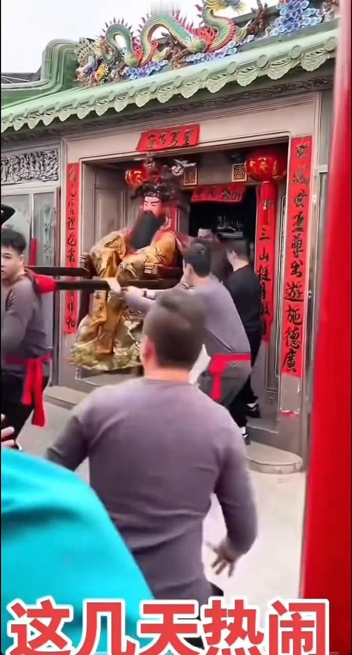 这几天热闹，潮汕最惨的老爷，整整被摔了一个通宵。
