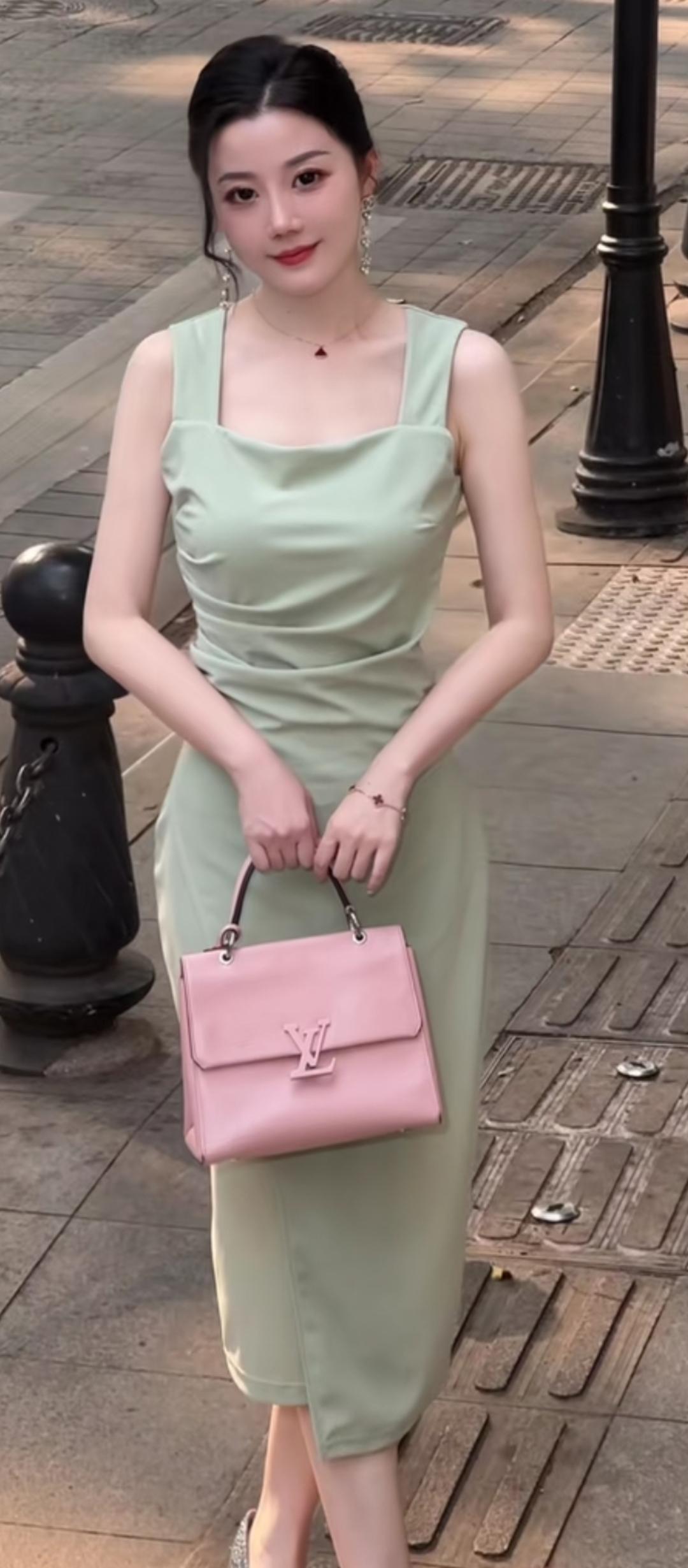 绿衣美人倚，车马映斜阳。