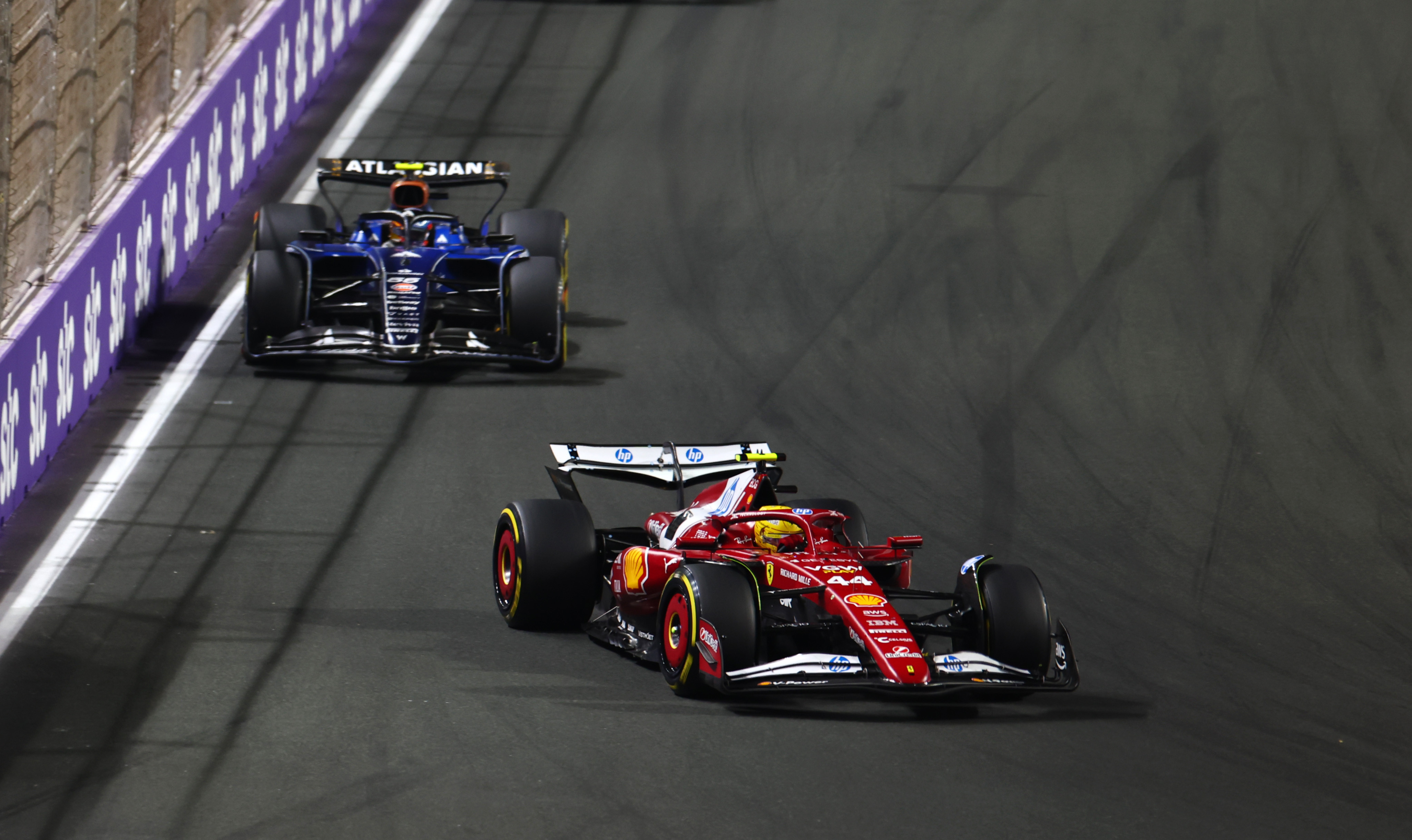 F1塞恩斯表示汉密尔顿在法拉利车队出现的不适应情况并不令他感到惊讶，他认为一位