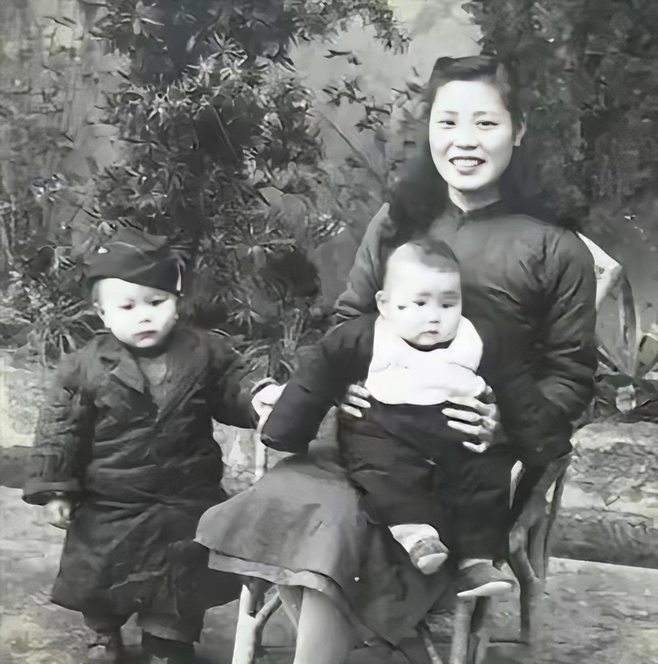 1919年，黄金荣给章士钊介绍结识了一个风尘女子奚翠贞，但他怕妻子吴弱男知道，于