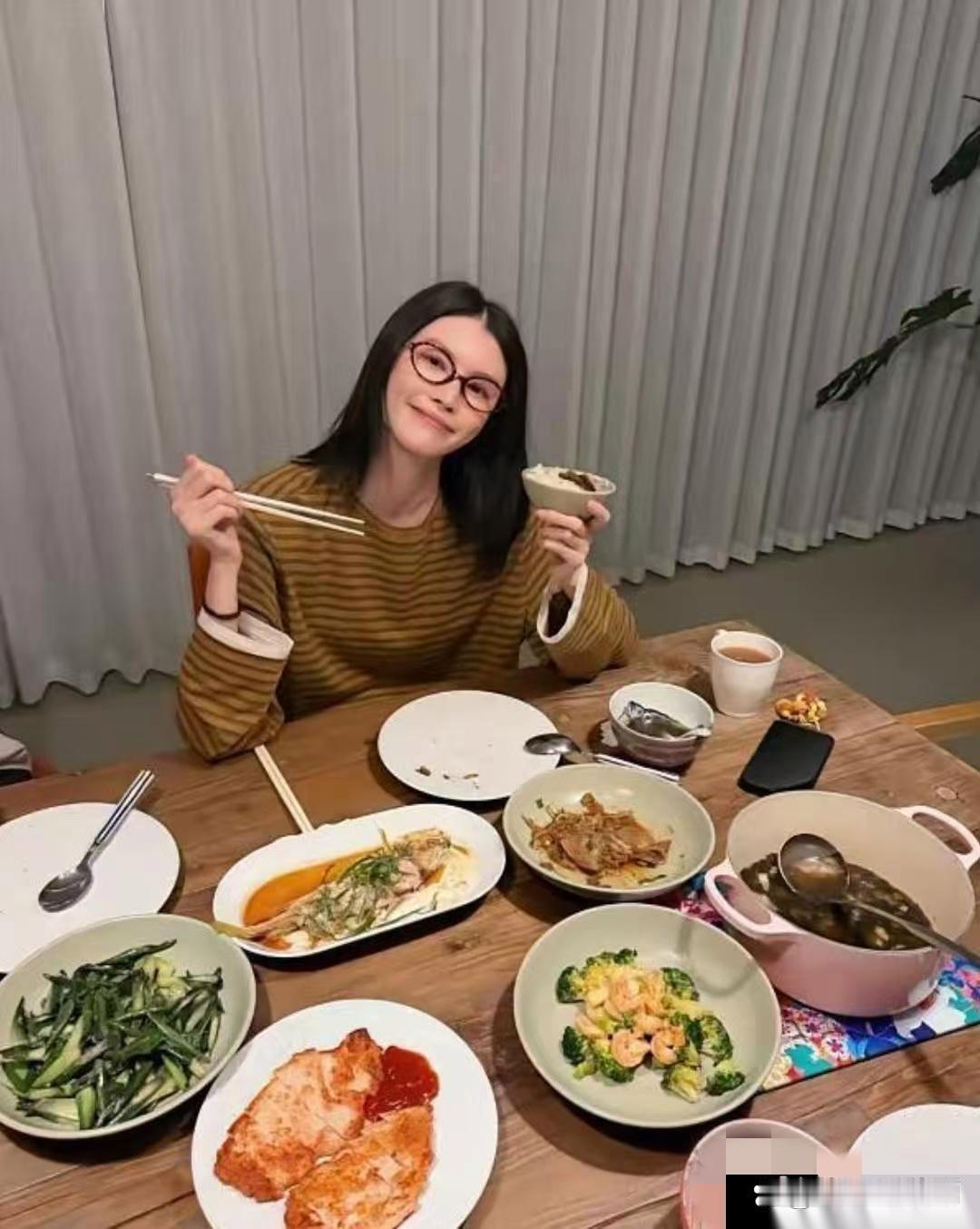 何穗晒出老公陈伟霆做的五菜一汤，甜蜜日常令人羡慕。