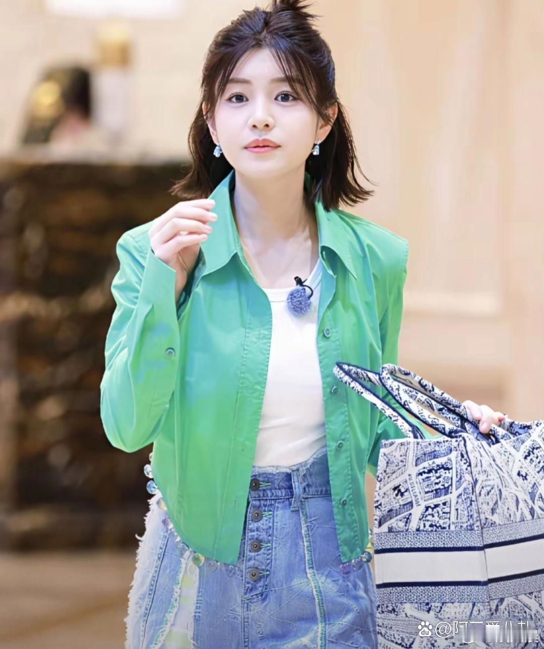 43岁陈妍希少女感依旧在线，气质温婉灵动，状态实在让人羡慕。