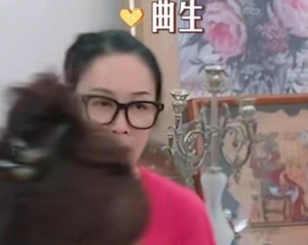 那英不记得自己有《夜光》这首歌，假唱对口型，还把自己给唱笑了，李沁：“《夜光》”