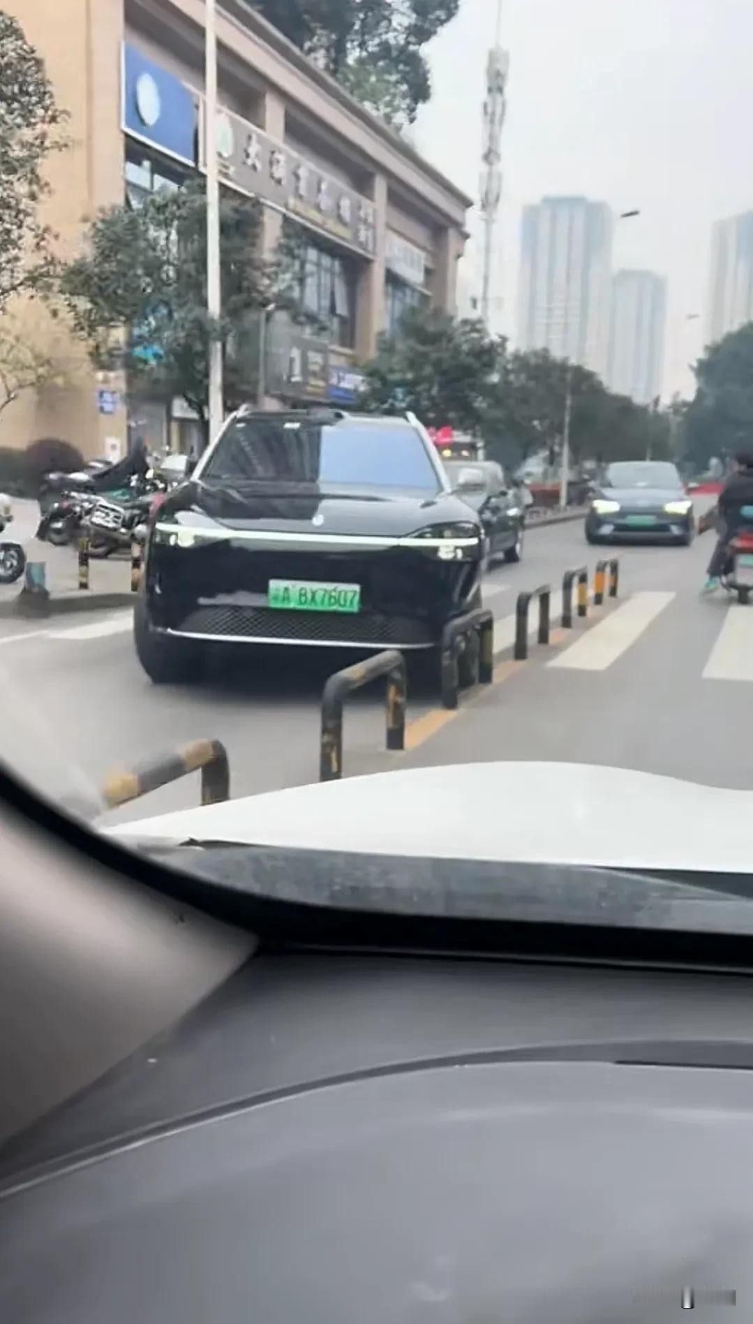 老司机提醒，再高端再智能的汽车，车主也不能掉以轻心，你看这么宽的马路，拥有大量雷