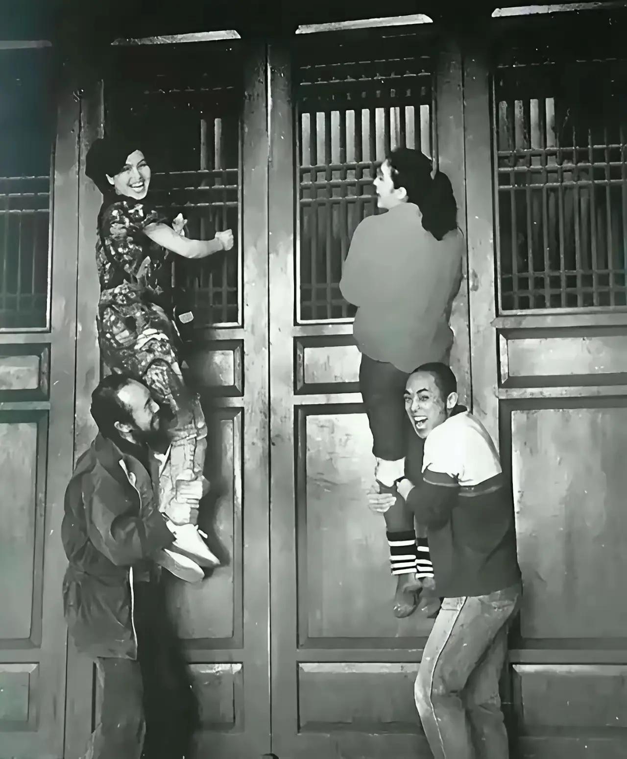 1988年福州鼓山，张艺谋抱起巩俐，托着她往庙门高窗凑去。那一年张艺谋38岁，巩