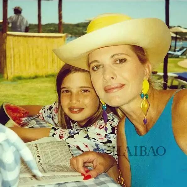 伊万卡小时候只是可爱，长大后她不仅可爱还美丽高挑。她挺会长的，像她妈妈但又比她妈