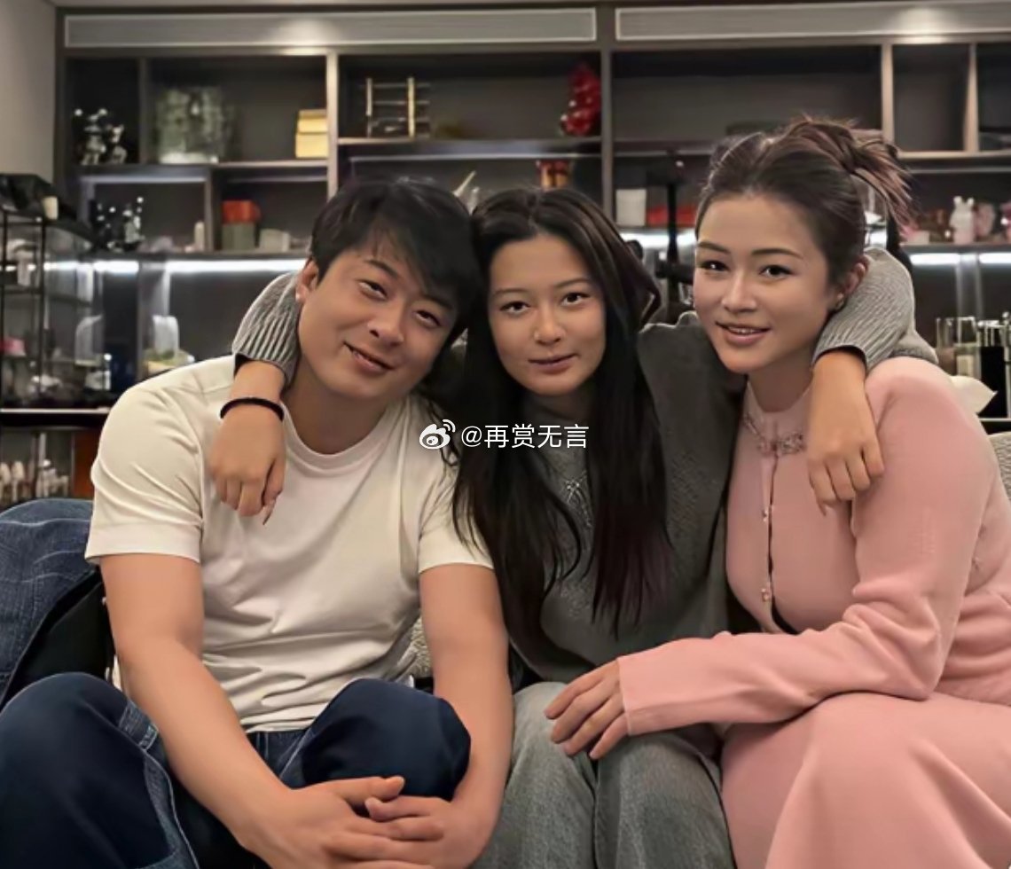 辛巴晒全家福，老婆端庄有福相，三个女儿乖巧可爱，可惜没有儿子。