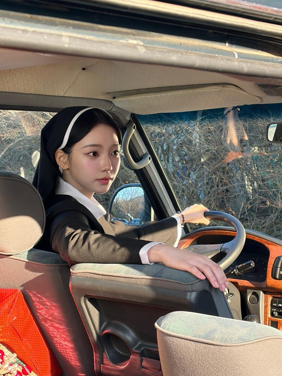 柳智敏柳智敏ins更新修女造型好纯洁🤍唯一纯白的茉莉花柳智敏修女造型柳智敏