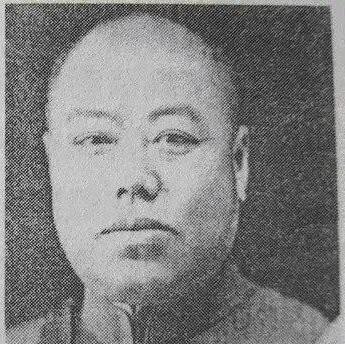 1918年张作霖派韩麟春带50万大洋去上海买兵工厂。没成想韩麟春将大洋全输了，准