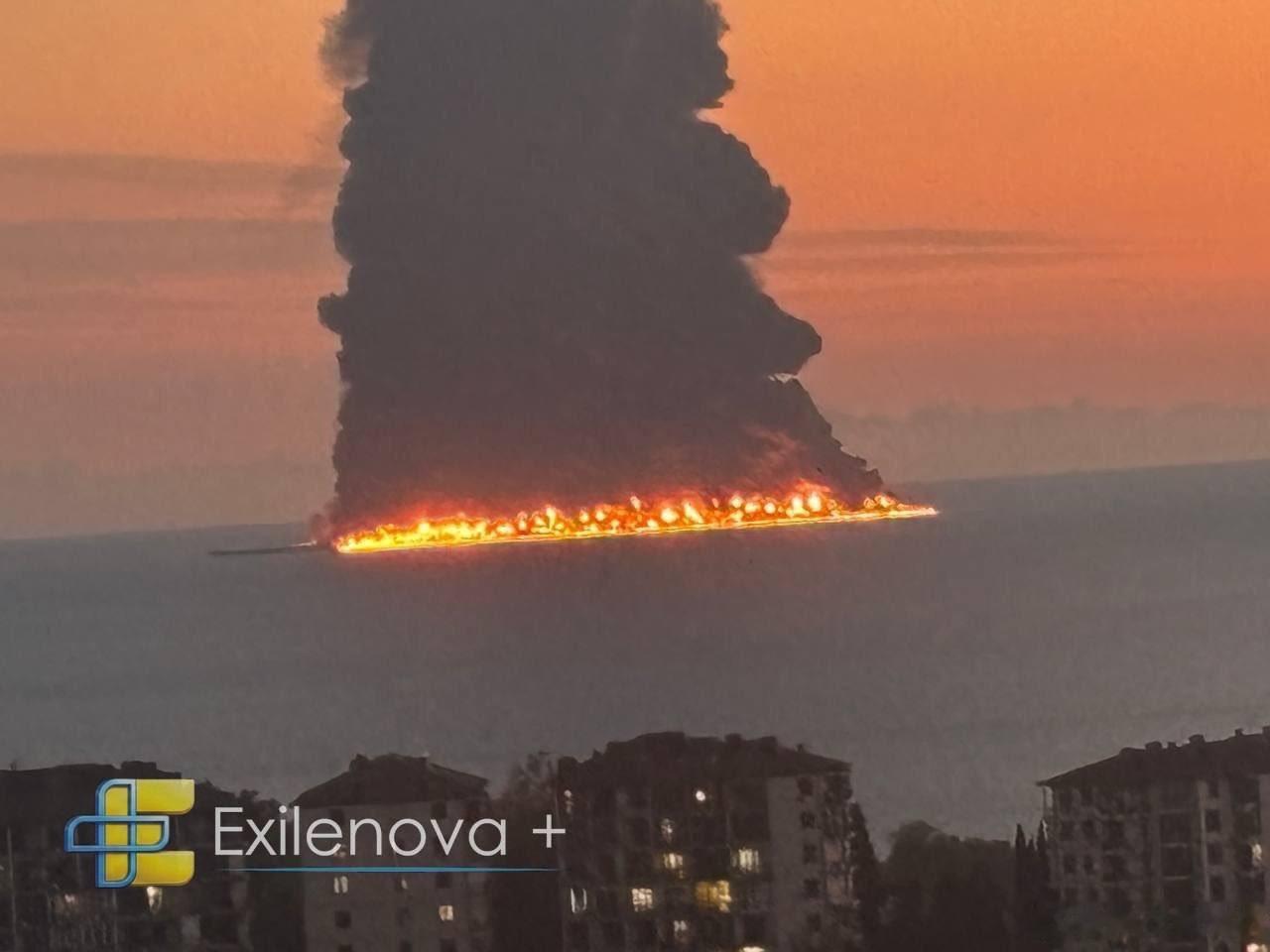 在索契那边，有个巨大的东西爆炸并起火了很可能是一艘俄罗斯船只，运载着前往克里米亚的弹药，但尚未确认总