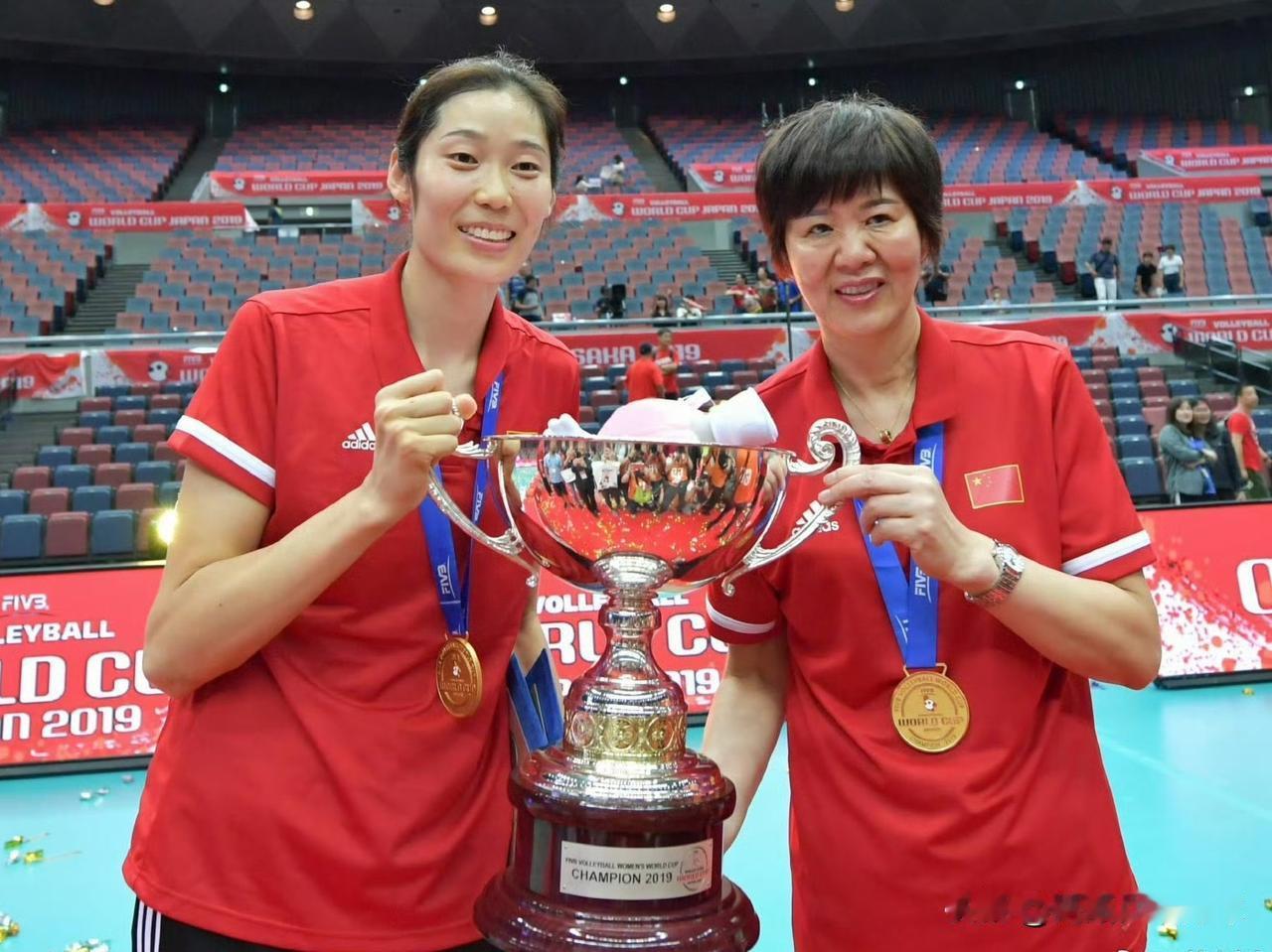 朱婷，现役，1.98m，扣高3.27m，大赛进攻成功率55%+，关键球能力历史顶