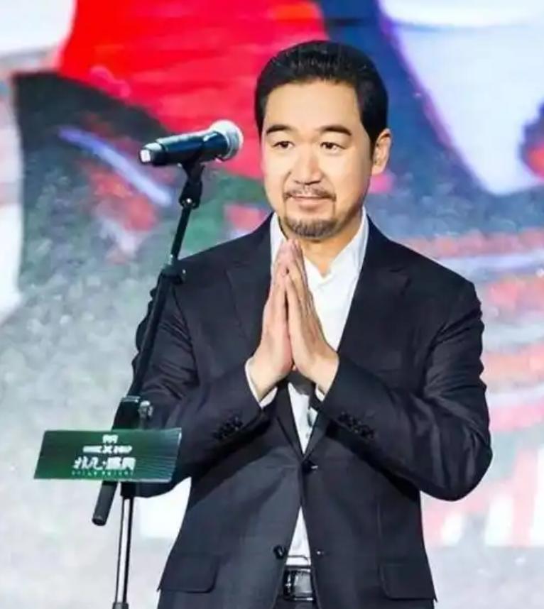 2.52亿到手，张国立却彻底“疯”了。他凌晨三点还在片场改剧本，血压飙到180